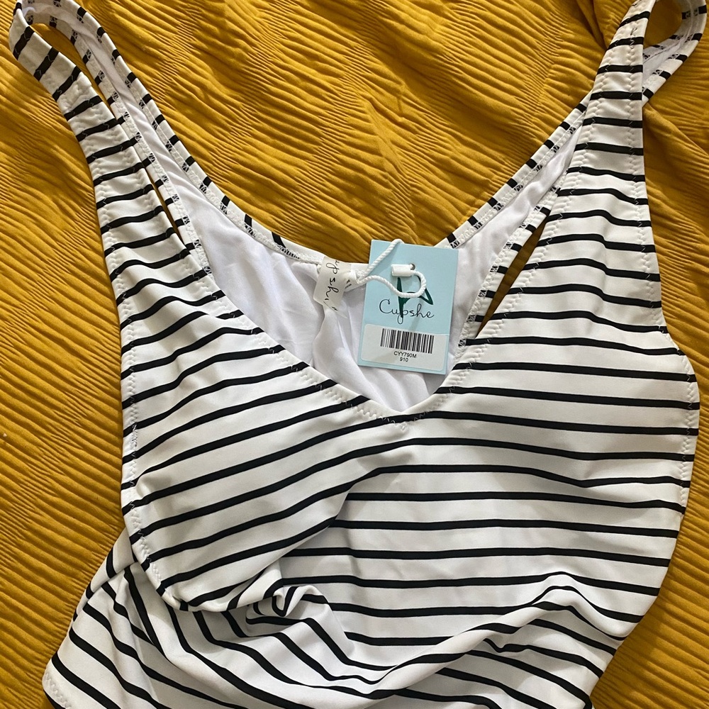 Cupshe brand new medium size bathing suit’s.